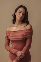 Body cocoa off shoulders